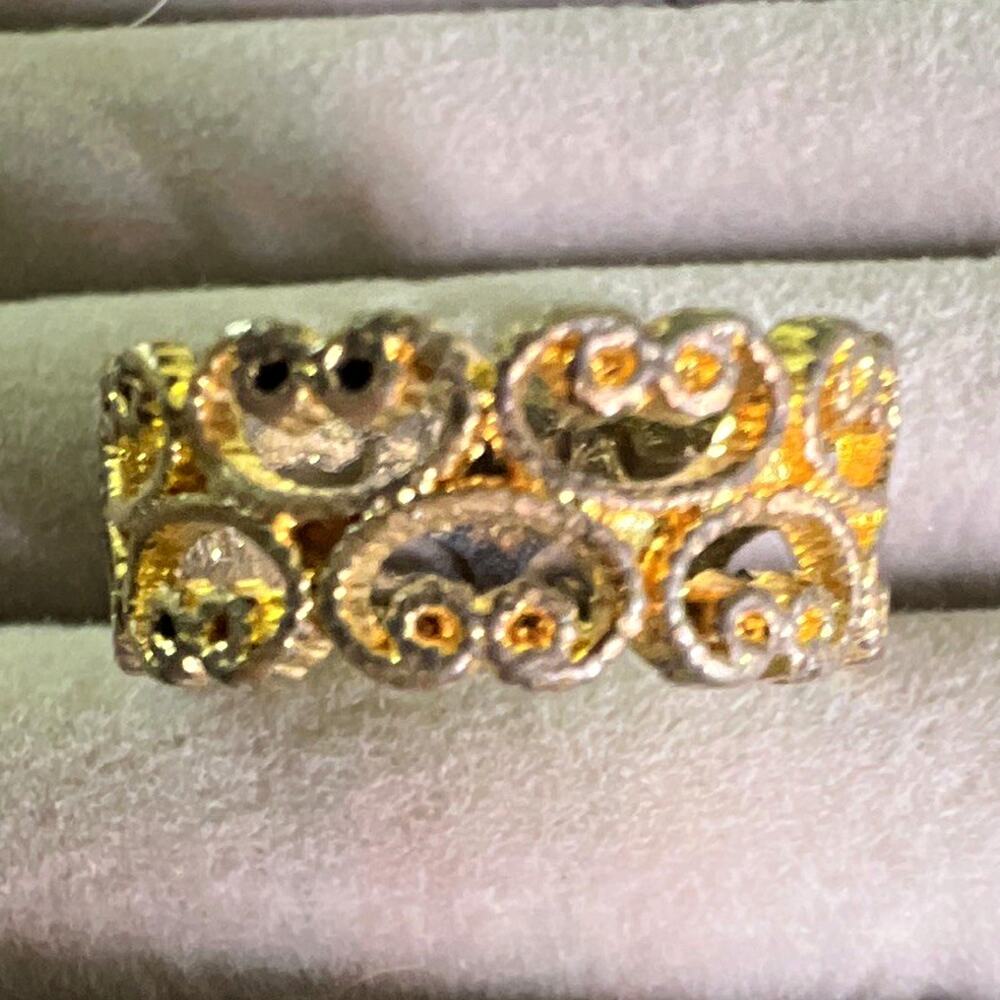 Gold Tone Filigree Scrollwork Band Ring with silver tone touch 5.5